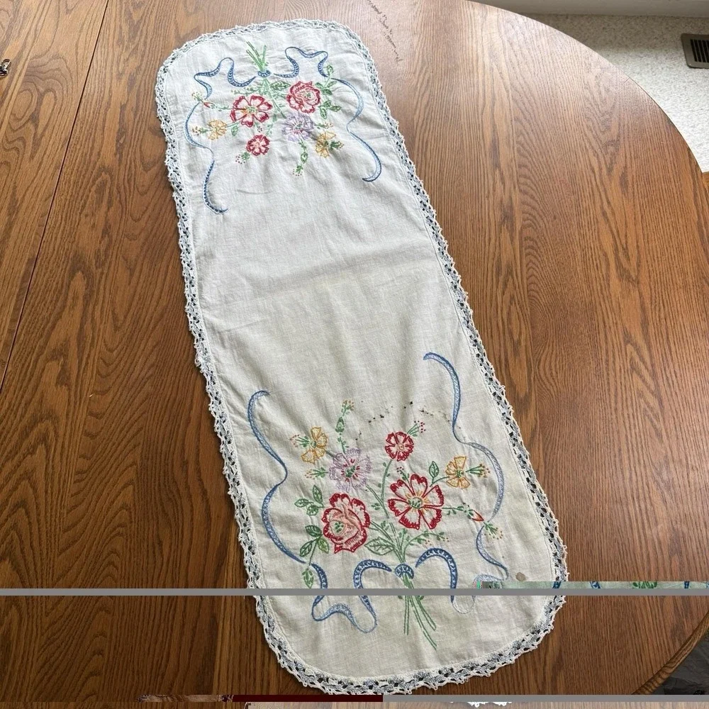 Vtg Hand-Embroidered Floral Linen Table Runner With Lace Tatted Edging 36